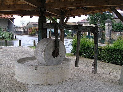 Millstone and riding hall - Agris (Charente)
