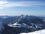 Il Monte Alben visto dal Pizzo Arera e, sullo sfondo, il profilo dell'Appennino Tosco-Emiliano