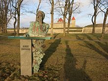 Denkmal für den Schriftsteller Albert Uustulnd vor der Burg