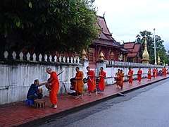 Alms giving ceremony in Luang Prabang 2.jpg