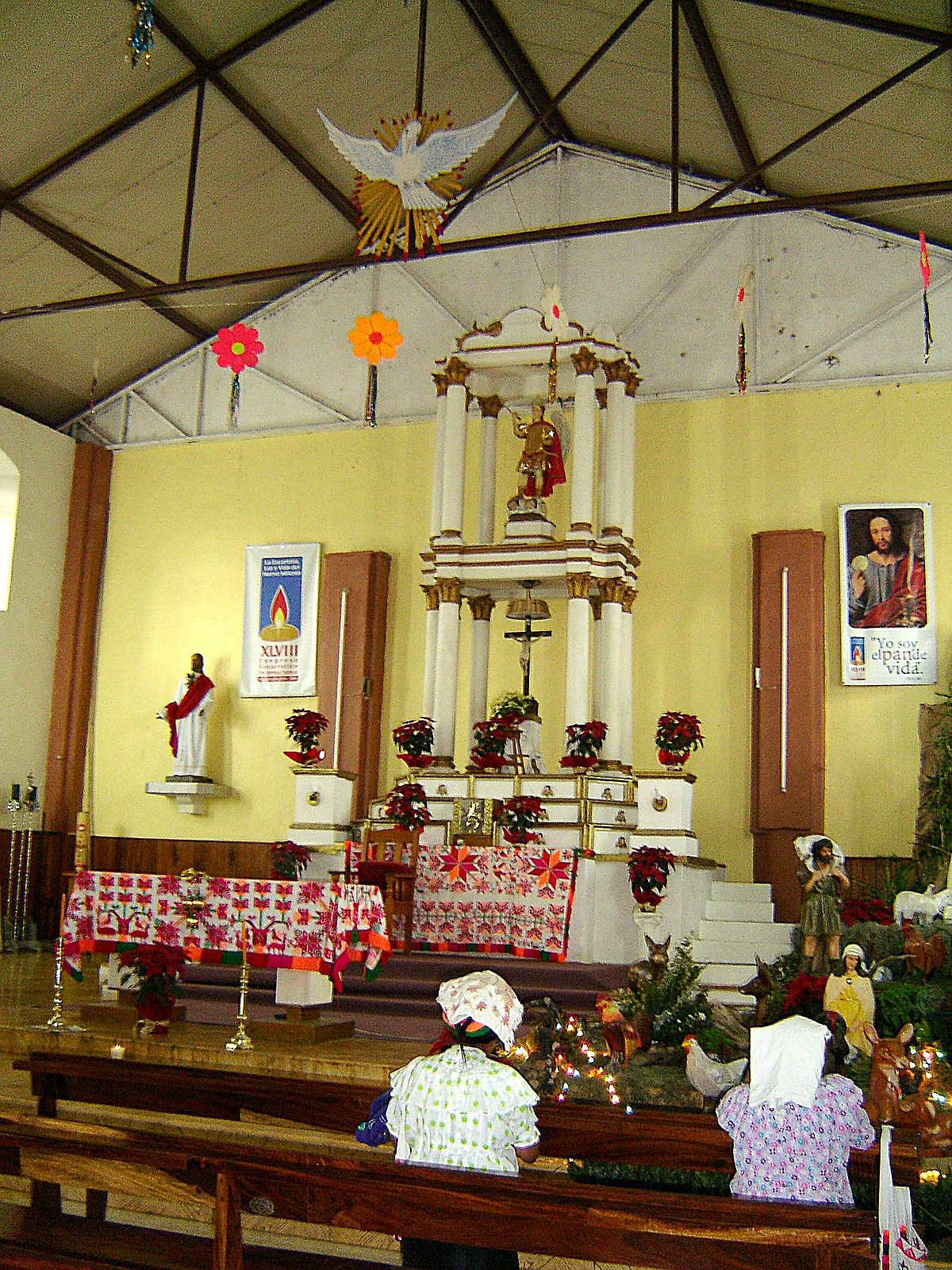 File:Altar de San Miguel Arcangel.jpg - Wikimedia Commons