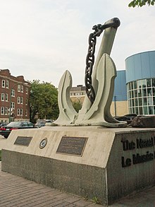 Статуя якоря возле Военно-морского музея Манитобы.jpg