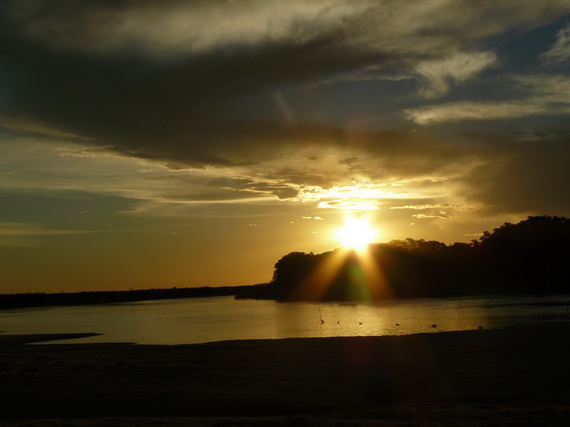 File:Atardecer en playa paraíso, Villa Florida.png