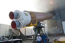 Atlas V AV-021 eerste trap erectie.jpg