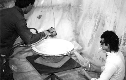 Techniciens travaillant sur la vasque de béton composite du Tacon-Mère. 1990