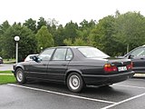 BMW 730i avec huit cylindres, vue arrière