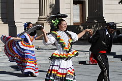 Танцевальная шляпа. Мексика Харабе Тапатио. Харабе Тапатио Jarabe Tapatio. Харабе Тапатио мексиканский танец. Jarabe Tapatio танец.