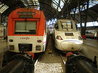 Español: Dos unidades eléctricas, una de la serie 448 (izquierda) y otra de la serie 130 (derecha), ambos de Renfe Operadora, en la Estació de França de Barcelona.