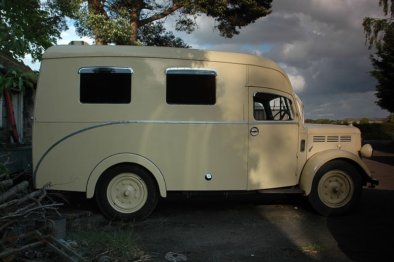 File:Bedford KZ ambulance Rudheath side.JPG