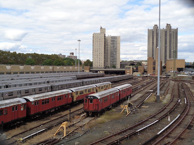 File:Bedford Pk Blvd West 04 - Concourse Yard.jpg