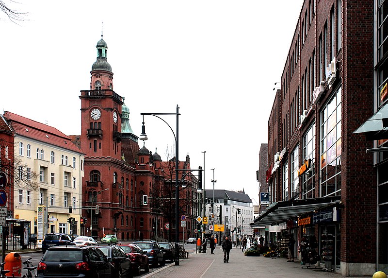 Berlin-Pankow, das Rathaus und das Einkaufszentrum "Rathaus-Center"