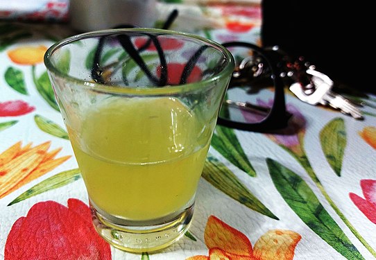 Bicchiere con Limoncello.jpg