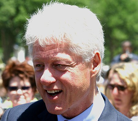 Tập_tin:Bill_Clinton_closeup_at_dedication_of_WWII_memorial,_May_2004.jpg