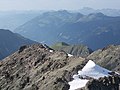 Blick vom Hochmaderer ins Montafon. Im Mittelgrund der begrünte und beweidete Schafboden, am Horizont halbrechts die Rote Wand.