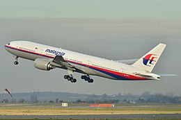 Un Boeing 777 aux couleurs de Malaysia Airlines juste après avoir décollé de la piste