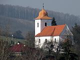 Kostel svatého Filipa a Jakuba v Kyjově - Bohuslavicích. Pohled z cyklostezky.