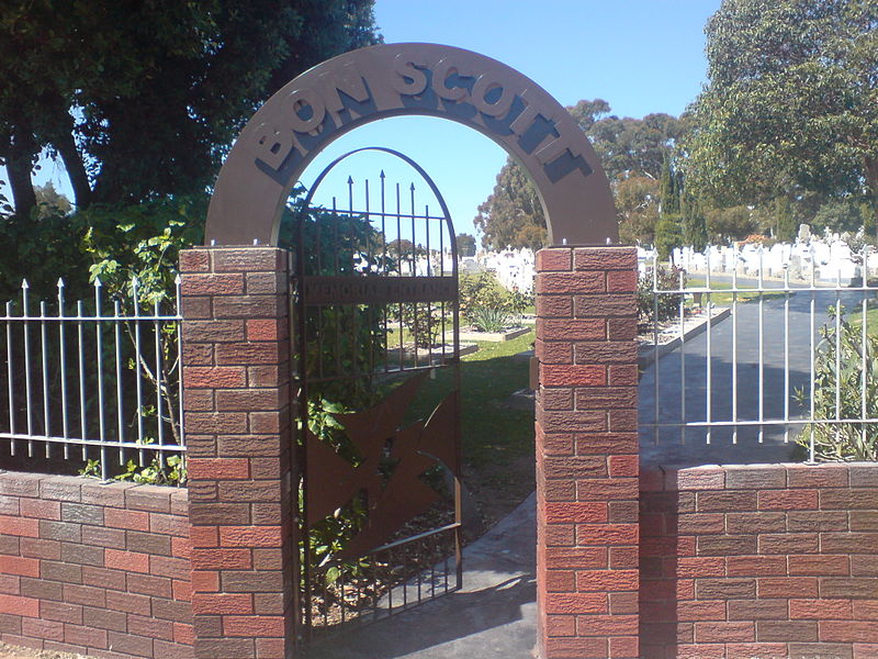 File:Bon's gate.jpg