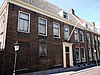 Statig huis met rechte kroonlijst hoewel van ouder datum, vooral wat de muur aan de tuinzijde betreft