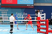 Deutsch: Boxen bei den Olympischen Jugendspielen 2018 Tag 12, 18. Oktober 2018 - Kampf um die Bronzemedaille im Fliegengewicht Mädchen – Heaven Destiny Garcia (USA, blau) schlägt Goryanana Stoeva (Bulgarien, rot) 5-0; Ringrichter ist Ishanguly Meretnyyazov (Turkmenistan). English: Boxing at the 2018 Summer Youth Olympics on 18 October 2018 – Girl's flyweight Bronze Medal Bout - Heaven Destiny Garcia (USA, blue) beats Goryanana Stoeva (Bulgaria, red) 5-0; Referee is Ishanguly Meretnyyazov (Turkmenistan). Español: Boxeo en los Juegos Olímpicos Juveniles de Verano de 2018 en 18 de octubre de 2018 - Combate a medalla de bronce de peso mosca para mujeres: Heaven Destiny Garcia (Estados Unidos, azul) le gana a Goryanana Stoeva (Bulgaria, roja) 5-0; El árbitro es Ishanguly Meretnyyazov (Turkmenistán).