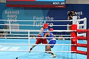 Deutsch: Boxen bei den Olympischen Jugendspielen 2018 Tag 12, 18. Oktober 2018 - Finale Leichtgewicht Mädchen – Junioren-Weltmeisterin und dreifache Juniorinnen-Europameisterin Caroline Sara DuBois (Großbritannien, blau) schlägt Juniorinnen-Asienmeisterin Porntip Buapa (Thailand, rot). English: Boxing at the 2018 Summer Youth Olympics on 18 October 2018 – Girls' lightweight Gold Medal Bout – Caroline Sara DuBois (Grat Britain, blue) wins over Porntip Buapa (Thailand, red). Español: Boxeo en los Juegos Olímpicos Juveniles de Verano de 2018 en 18 de octubre de 2018 - Combate de medalla de oro de peso ligero para niñas - Caroline Sara DuBois (Gran Bretaña, azul ) gana sobre Porntip Buapa (Tailandia, rojo).