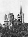 L'abbaye Brauweiler est fondée au XIe siècle par le comte palatin Ezzo de Lotharingie et sa femme Mathilde, fille de l'empereur Otto II, à l'endroit où a été célébré leur mariage.