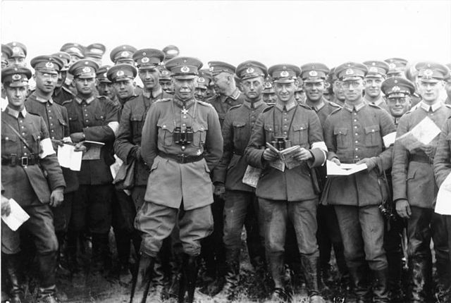 General Hans von Seeckt at a Reichswehr exercise in 1925