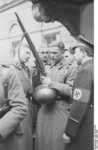 File:Bundesarchiv Bild 152-64-19A, Wien, SS-Razzia bei jüdischer Gemeinde.jpg