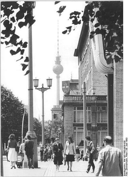 File:Bundesarchiv Bild 183-1983-0630-030, Berlin, Blick über die Karl-Marx-Allee.jpg