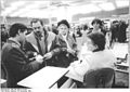 Bundesarchiv Bild 183-1989-1124-034, Berlin, Zollkontrollen im Kaufhaus Centrum.jpg