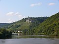 Burg Hornberg über dem Neckartal oberhalb des Ortes Neckarzimmern, fotografiert vom Neckarsteg in Haßmersheim