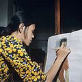 COLLECTIE TROPENMUSEUM Een studente op de kunstacademie ASRI (Akademi Seni Rupa Indonesia) tijdens een les schilderen TMnr 20018451.jpg