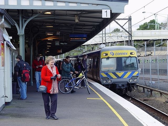 Connex train arriving at Camberwell railway station in June 2004