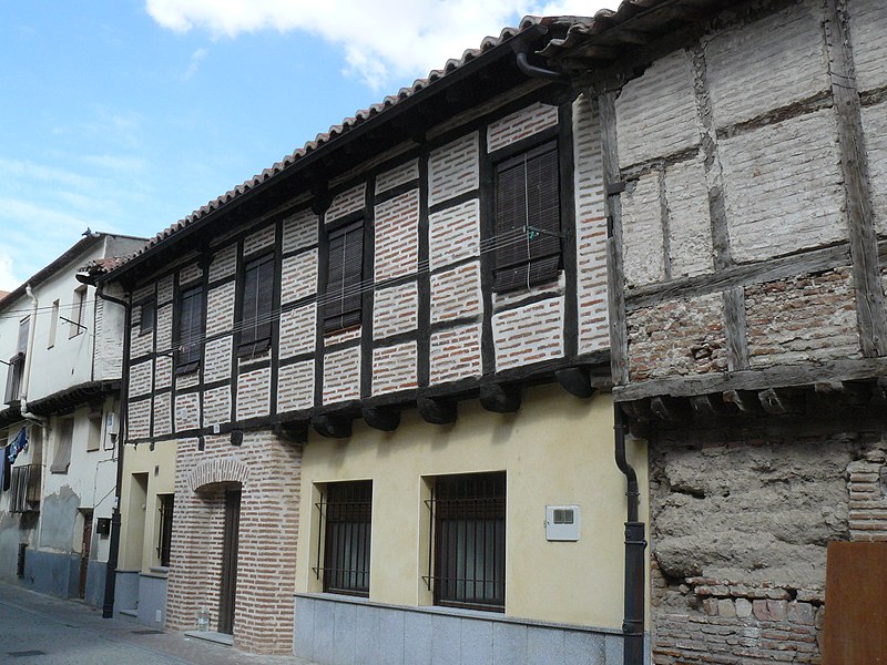 File:CasaTípicaP1090986.JPG