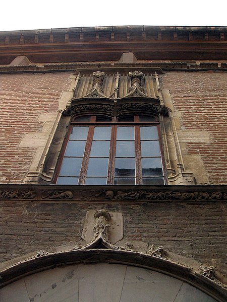 File:Casa de Bernat Xanxo, finestral a la façana.jpg