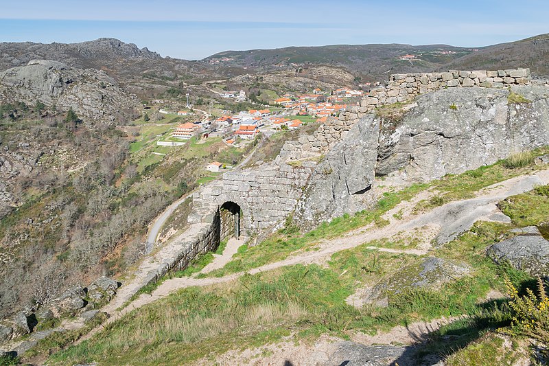 File:Castle of Castro Laboreiro 16.jpg