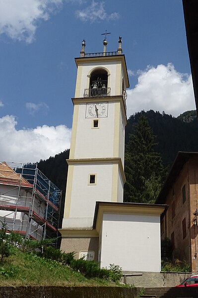 File:Celledizzo, campanile della chiesa dei Santi Fabiano e Sebastiano e cappella di Sant'Antonio 02.jpg