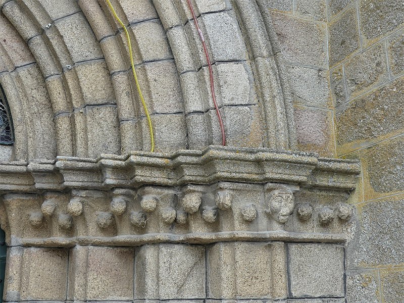File:Champagnat 23 église portail détail chapiteaux.jpg