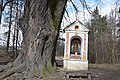 English: Veteran lime tree with the Chapel of Our Lady of Sorrows in Třísov, the Czech Republic. Čeština: Památná lípa v Třísově s kaplí Panny Marie Bolestné.