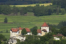 Rue slott ovanom landsbyen