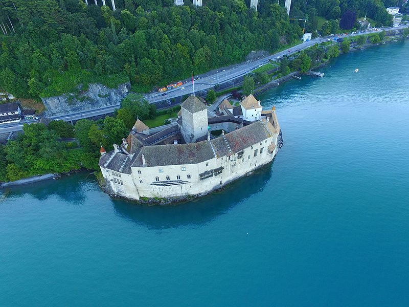 File:Chillon-Castle-aerial-4.jpg