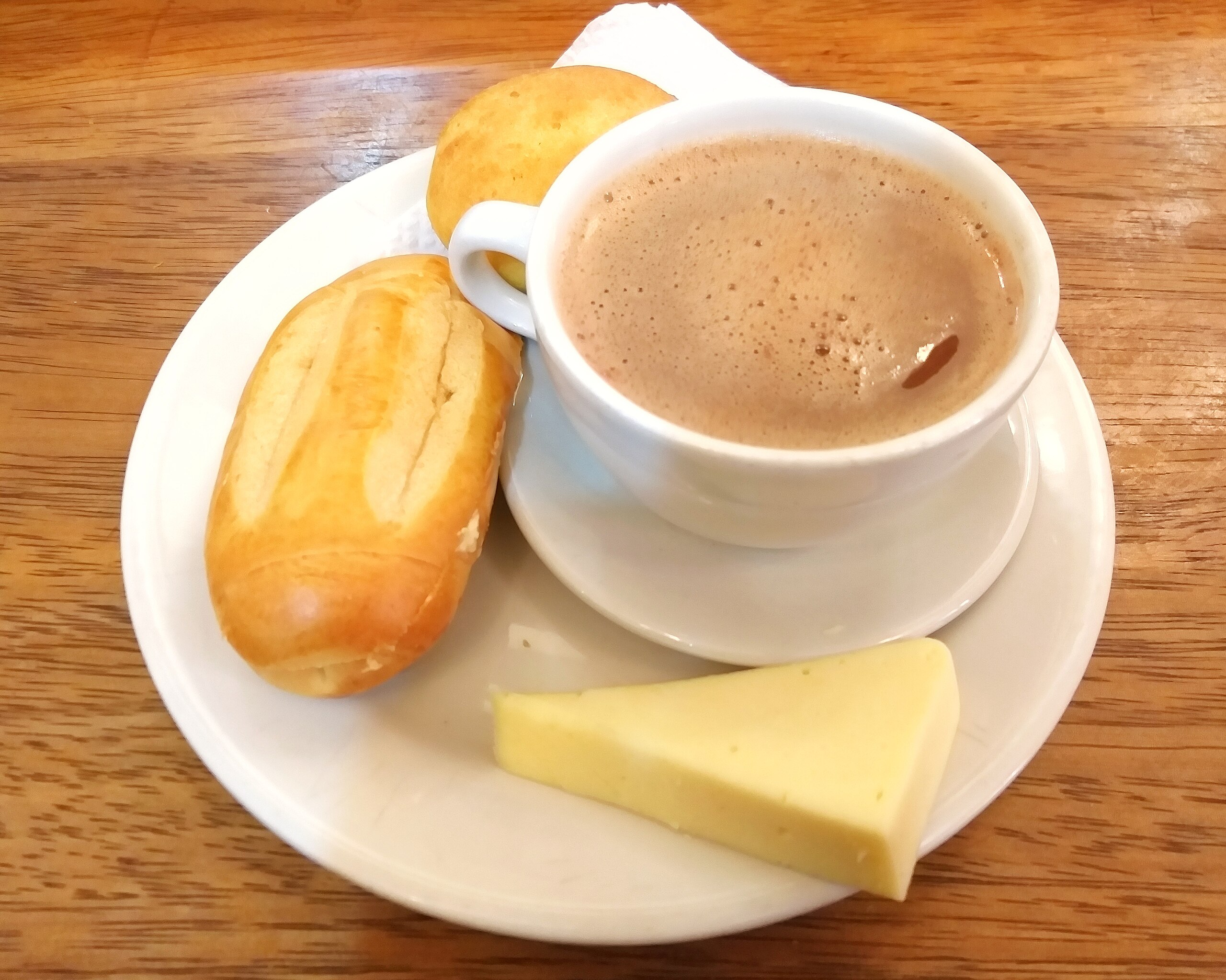 File:Chocolate caliente con queso 1.jpg - Wikimedia Commons