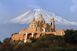 Iglesia de Nuestra Señora de los Remedios mot bakgrund av Popocatépetl