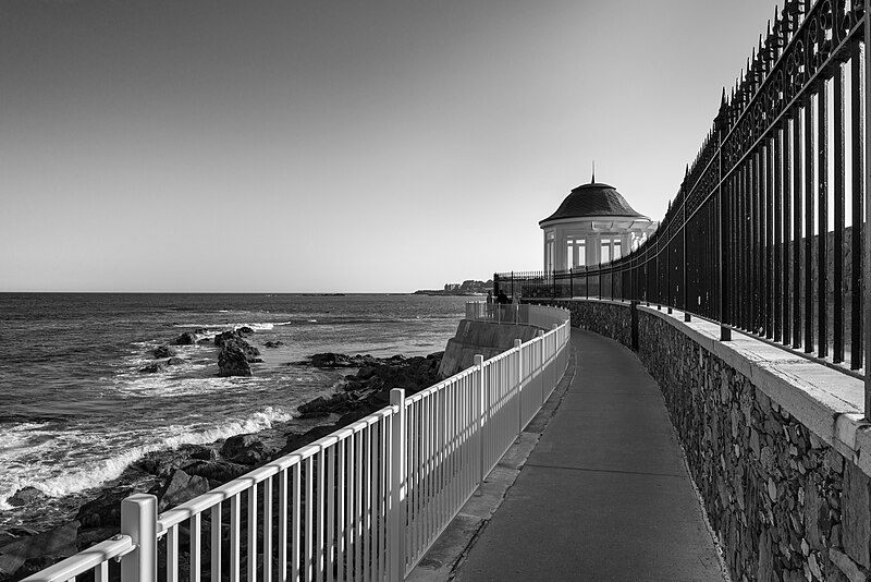 File:Cliff Walk - Newport, Rhode Island, USA - August 15, 2015 04.jpg