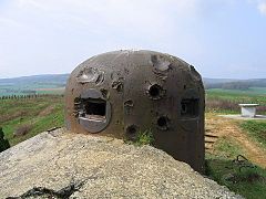 Cloche GFM de l'ouvrage de La Ferté, portant les marques des obus percutants allemands.