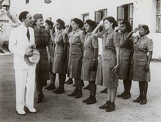 Collectie Nationaal Museum van Wereldculturen TM-60050787 Een groep jonge vrouwen in uniform die als vrijwilligers voor het leger in de oorlog gaan dienen Curacao.jpg