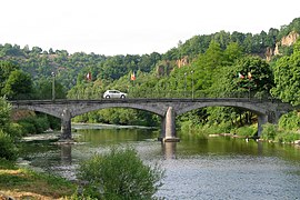 Le pont sur l’Ourthe et les rochers de Lawé à droite