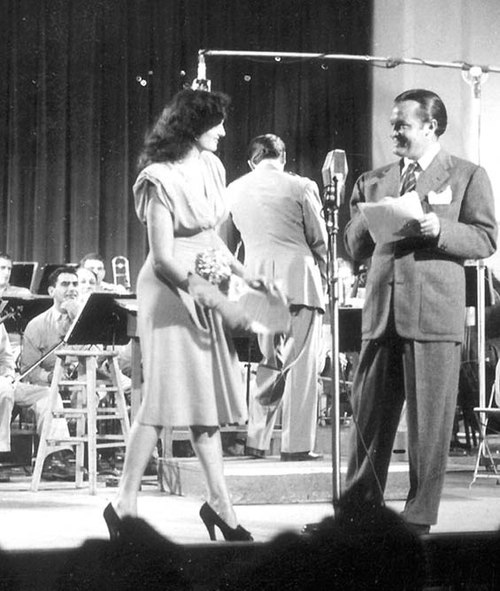 Bob Hope welcomes Jane Russell to Command Performance (1944).