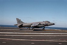Un Sea Harrier protagonista della guerra delle Falkland, sul ponte della portaerei USS David D. Eisenhower nel 1984; questo esemplare, ai comandi del Lt. Steve Thomas, abbatté due IAI Dagger argentini il 21 maggio 1982
