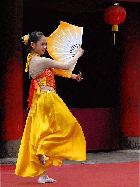 File:Danseuse dans le Temple de la Littérature (Hanoi).jpg