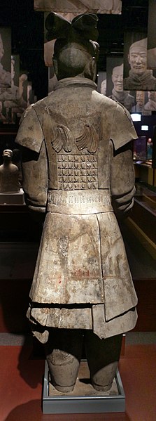 File:Dinastia qin, generale in armatura, dal sito del mausoleo di xi'an, 221-206 ac. 04.jpg